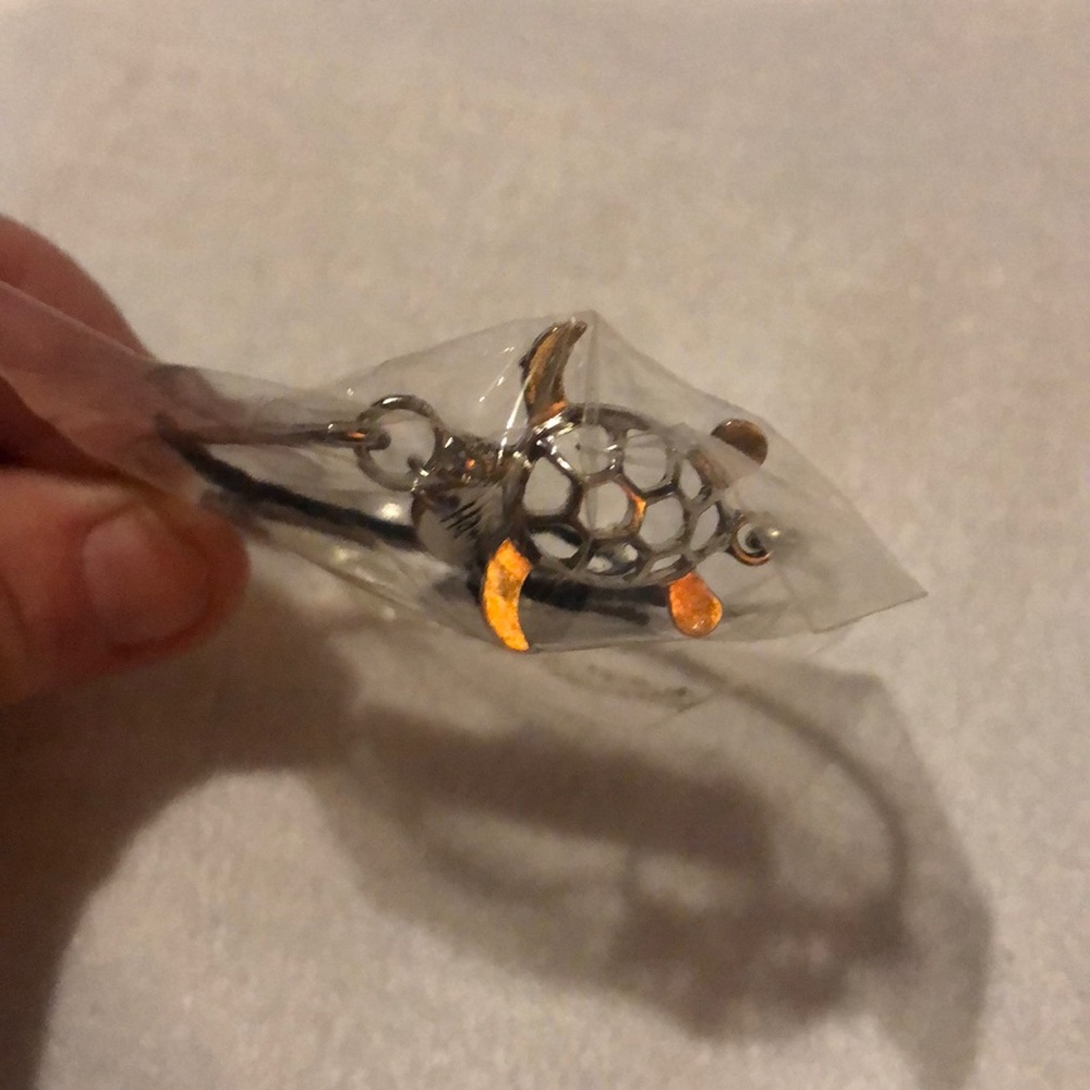 Hawaiian bracelet with turtle design